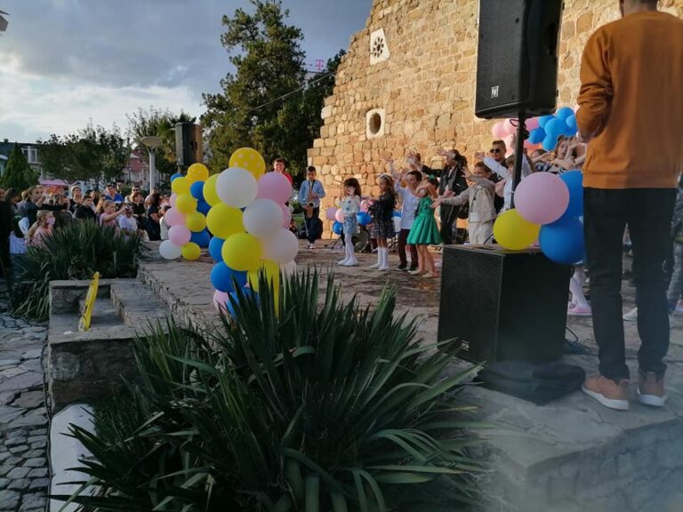 Во неделата пред повеќе од 1000 гледачи за МОДЕРЕН-ДЕТСКИ-СВЕТСКИ-БРЕНД беше прогласен детскиот музички фестивал “Весели Ѕвончиња by JANA”