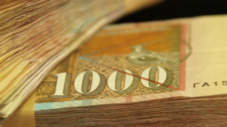 Дали “ДЕНАРОТ” како парична валута останува стабилен??