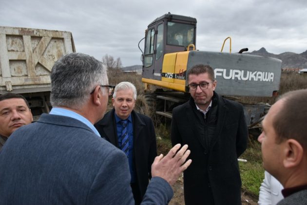 Градоначалникот Јовчески во посета на локација каде се работи на расчистување на диви депонии
