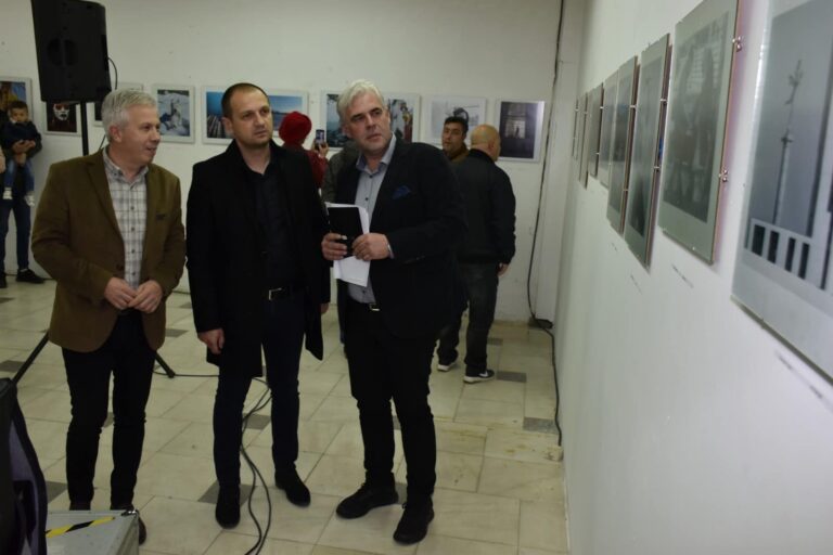 Вечерва во Прилеп беше отворена изложбата на Фото-кино клубот Прилеп “Јордан Зазоски – Зазо 2022”,  на која беа изложени 60 уметнички фотографии од вкупно 60 автори