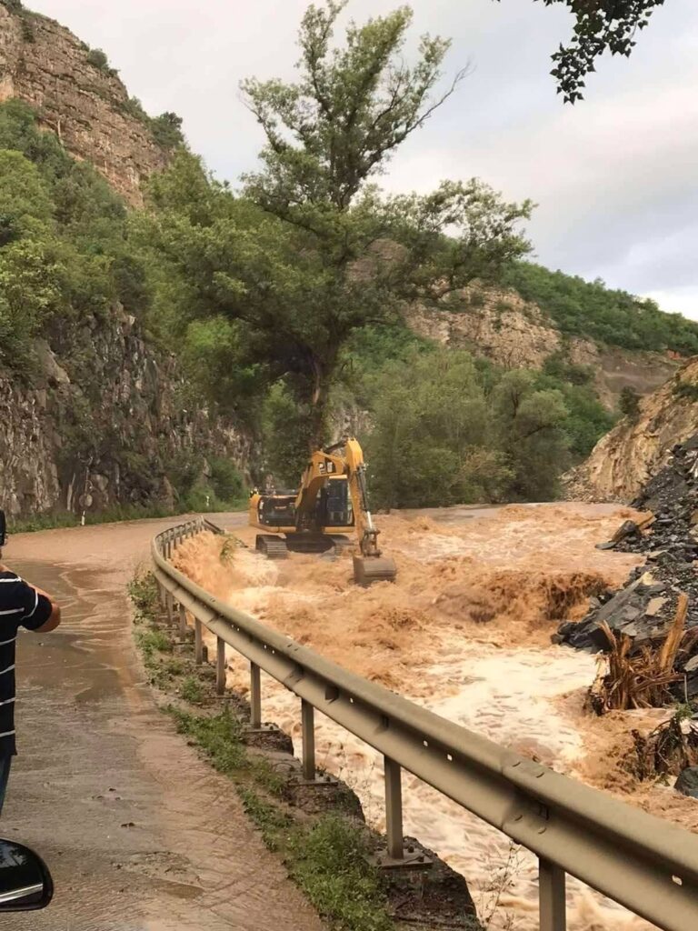 СЦЕНА КАКО ОД ФИЛМ: Најнова вест во однос на големиот одрон и поплавата на патот Прилеп-Градско