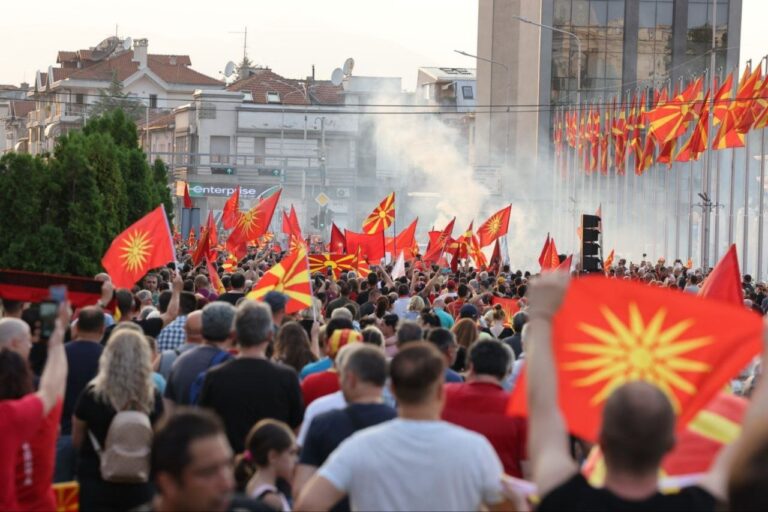Врз основа на спроведената анкета македонските граѓани не сакаат да прифатат почеток на преговори со ЕУ, по цена Македонија да каже “да” на францускиот предлог