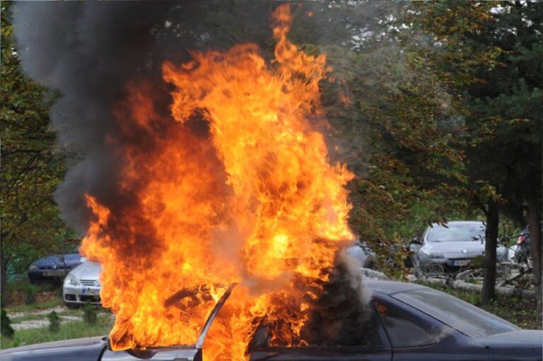Се запали автомобил со прилепски регистарски таблички