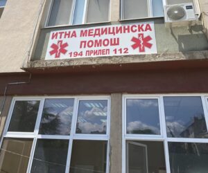 Жители од крушевско се тепале пред Брзата помош во Прилеп! “Летале” метални и дрвени предмети “на сите страни”