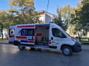 На улицата „Орде Чопела“ во Прилеп, патничко моторно возило излета од патот