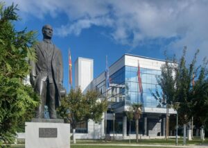 43 годишник го запалил знамето пред зградата на Општина Прилеп