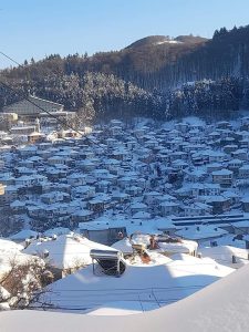 ЕВЕ КАДЕ ВИКЕНДОВ: Падна првиот снег во соседно Крушево