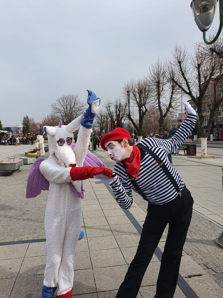 Маската “Хибрид од волк и ајкула” на Мила Спиркоска и донесе награда за поединечна маска на вчерашниот прилепски карневал