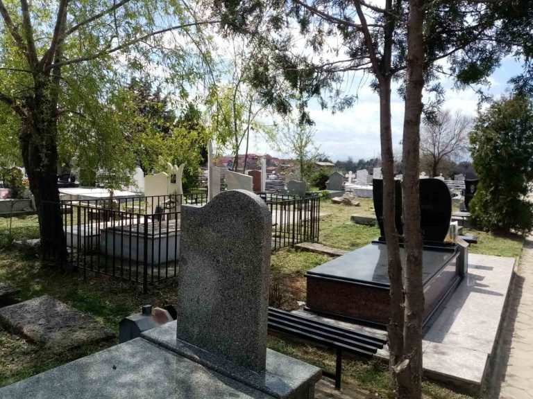 ВО ПРЕСРЕТ НА ПРАЗНИЦИТЕ: Комуналците со редовни оперативни работи во однос на одржувањето на прилепските гробишта