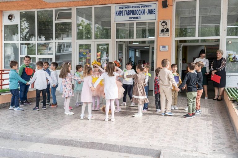 Приемот на слатките првачиња од ООУ Кире Гаврилоски – Јане  во детската организација, претставува последна од низата на активности кое ова училиште ја реализира во рамките на одбележувањето на неделата на детето