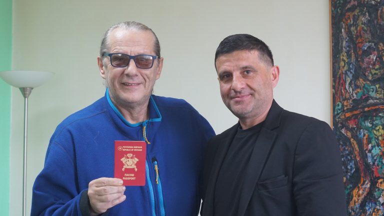 Игор Џамбазов доби пасош, и стана граѓанин на “ДРЖАВА ВЕВЧАНИ”