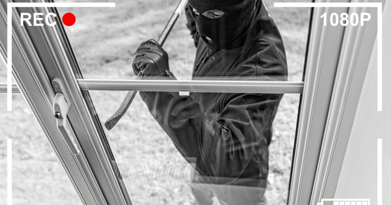 ЦЕЛ ПРИЛЕП ЗБОРУВА: Прилепчанец фатен на лице место како краде во куќа на кеј „1 Мај“ во Прилеп