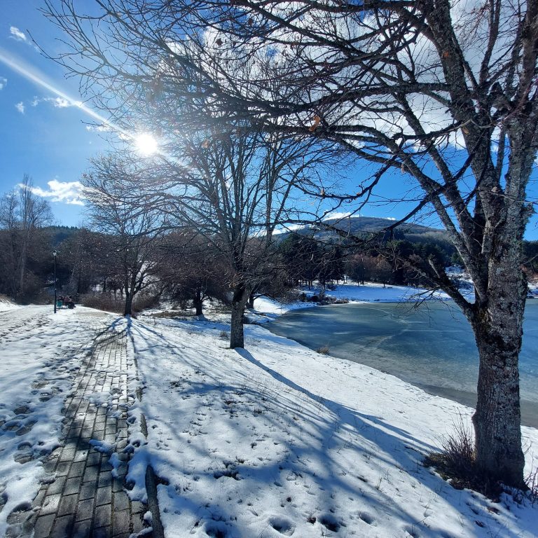 ГАЛЕРИЈА: Снежната убавина сеуште “царува” кај крушевското езеро