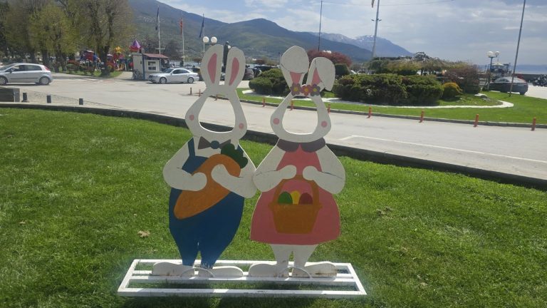 ПОЗДРАВ ОД ОХРИД: Две слатки – украсни зајачиња, за сликање “подаваат рачиња”