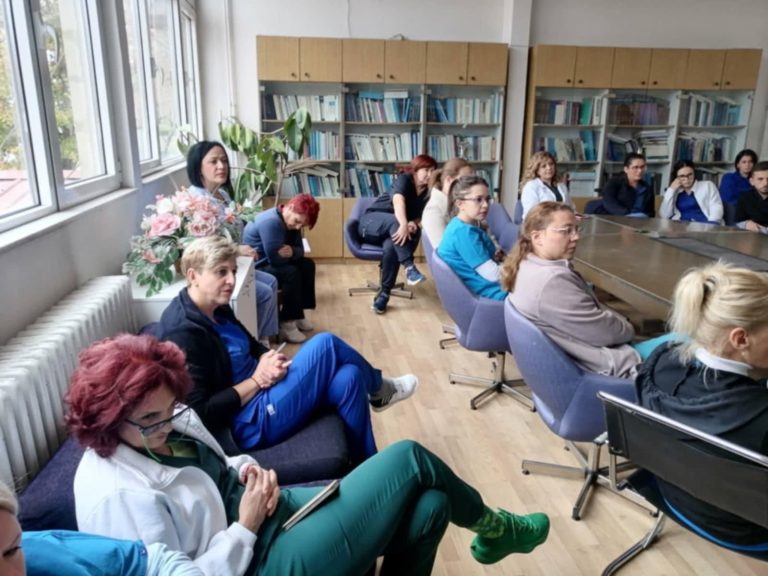 Огромен интерес! Дел од вработените од прилепската градска болница беа дел од работилницата, која е уште еден доказ за трудот и љубовта на нашите медицински сестри кон оваа хумана професија