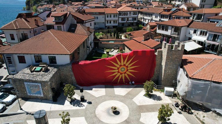 Цели 33 години од усвојувањето на првото македонско државно знаме со ѕвездата од Кутлеш