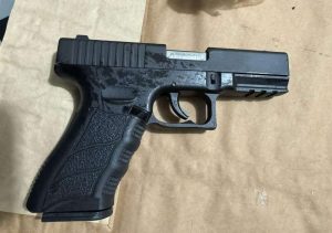Во Охрид се карале за паркирано возило – едниот му вперил пиштол во глава