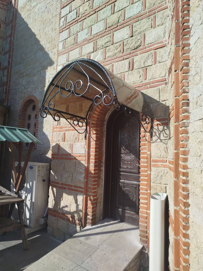 “Мајстор Саше” во црквата св.Петка донираше настрешници за заштита на црковните врати