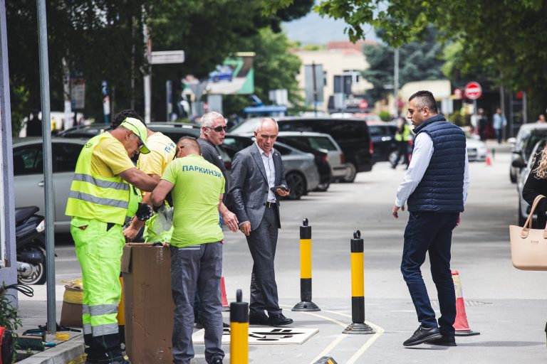 Општината Битола заедно со ЈП „Паркинзи“, од денес започна со воведување на траен режим на сообраќај на улицата „Булевар 1 Мај“, на потегот од „Ленски мост“ до Дрвеното мовче
