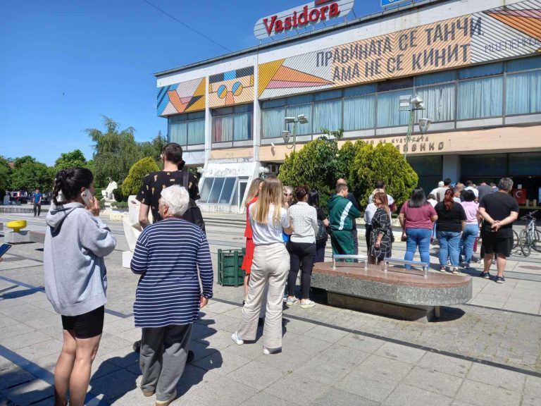 Една слика – илјада зборови! Утрово, колони од граѓани чекаа да си купат влезници од билетарата на НУЦК Марко Цепенков за претставите на МТФ „Војдан Чернодрински“