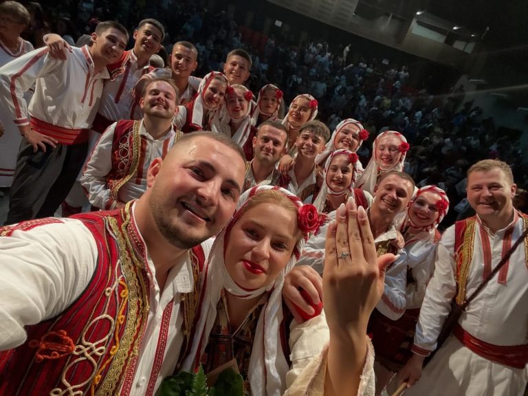 Синоќа во НУЦК “Марко Цепеков”, прилепчанец ја запроси својата избраничка на концертот од КУД “Мирче Ацев”