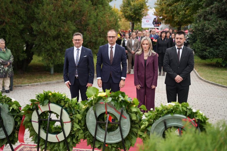По повод 11ти Октомври – бројни делегации во Прилеп положија свежо цвеќе пред спомениците на борците