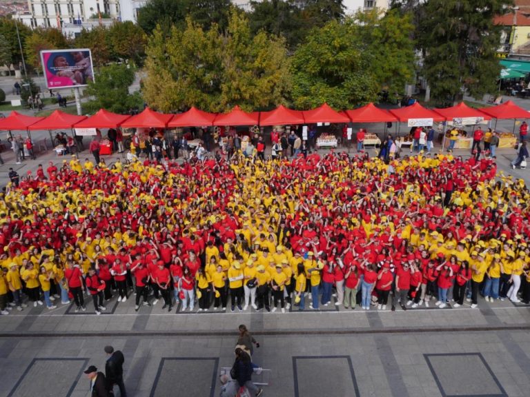 Убавина! 1200 ученици од Прилеп го формираа Македонското знаме