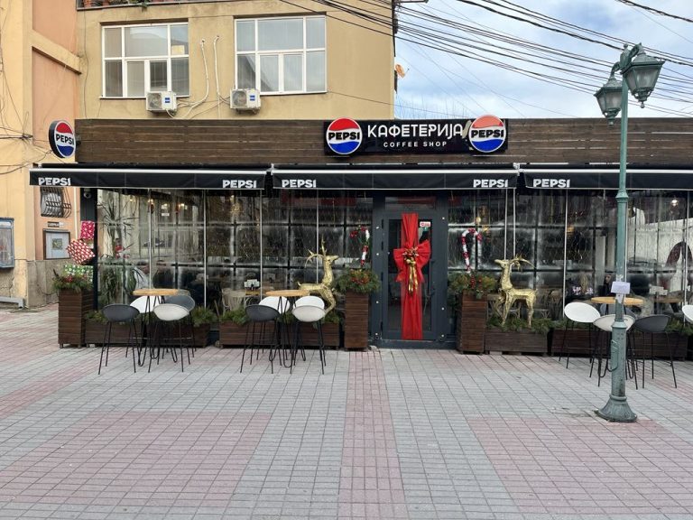 Повелете во КАФЕТЕРИЈА, и уживајте во одличниот новогодишен амбиент и зимската магија!