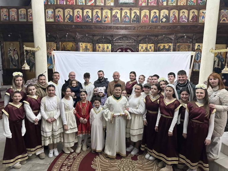 Крушевскиот градоначалник со внимание ја следеше театарската Божикна претстава која беше изведена во храмот Св.Никола во Крушево