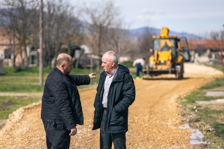 Во битолско се работи на реконструкција на улици во селото Трн