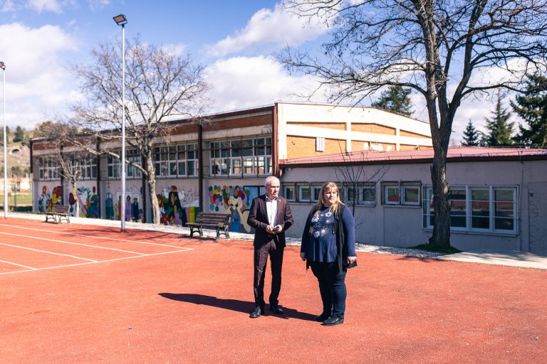 Битолскиот градоначалник во посета на ОУ „Елпида Караманди“ каде се врши реконструкција на дел од спортската сала