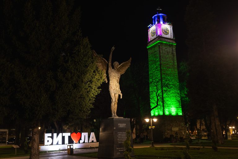 Синоќа, Саат кулата во Битола и битолската Општина беа осветлени во знакот на Меѓународниот ден на лицата со ретки болести