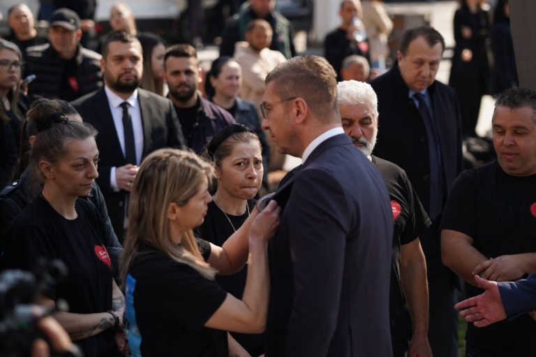 Премиерот Мицкоски: Денес во Кочани оддаваме тивка, но длабока почит кон невините животи што прерано згаснаа