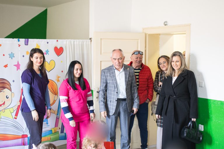 КОЊАНОВСКИ И ДИРЕКТОРКАТА ВЕСНА ЛОЗАНОВСКА ВО ПОСЕТА НА ГРАДИНКАТА „РОСИЦА 1“ КАДЕ ВО ИЗМИНАТИОТ ПЕРИОД ЗА ПОДОБРУВАЊЕ НА УСЛОВИТЕ ИНВЕСТИРАНИ СЕ НАД 3,7 МИЛИОНИ ДЕНАРИ