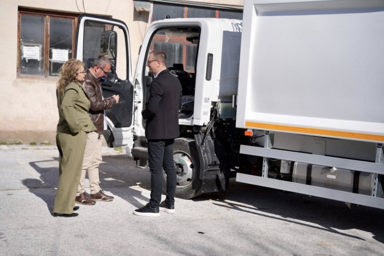 Во Општина Прилеп пристигна првото од вкупно 9 специјализирани комунални возила за собирање и транспорт на отпад