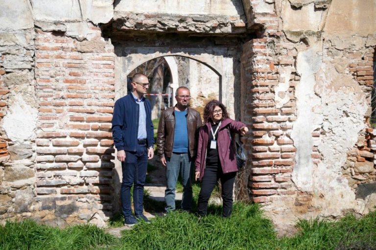 После долги години, конечно се чисти руинираната „Чарши џамија“ во прилепската чаршија која беше преполна со ѓубре