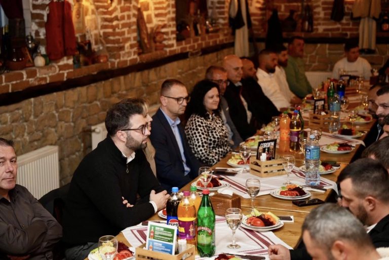 Пријателството не познава ниту вера -ниту граници! Проданоски вчера на ифтарска вечера со неговите сограѓани од исламска вероисповед