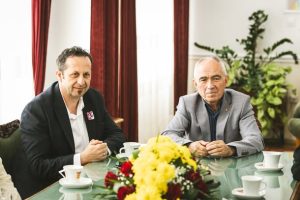 Битолскиот градоначалник во неговиот кабинет со огромно задоволство ги пречека учесниците од Интернационалниот фестивал на монодрама