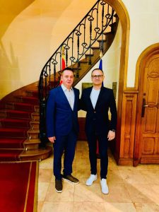 Проданоски во рамки на неговата посета на Париз, вчера оствари и уште една конструктивна средба, а овој пат тоа беше со амбасадорот на Република Македонија во Франција, Игор Николов