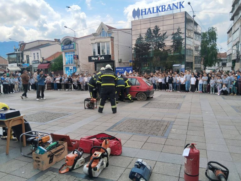 Прилепските пожарникари во центарот на Прилеп организираа показна вежба по повод 20 Мај – Денот на пожарникарите во Македонија