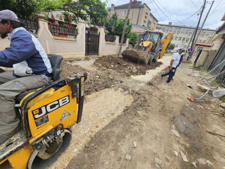 На битолската улица „Козара“ зад Здравствениот дом во Битола, денеска во тек се активности за бонификација на нестабилен терен под коловоз