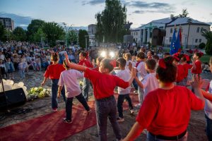 Погледнете! Изминативе денови Камената бина во центарот на Прилеп беше исполнета со детска смеа, музика, креативност и позитивна енергија