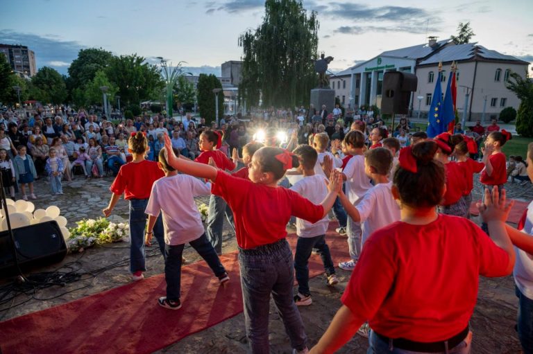 Погледнете! Изминативе денови Камената бина во центарот на Прилеп беше исполнета со детска смеа, музика, креативност и позитивна енергија