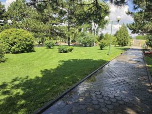 Чист мирис на свежо косена трева – ЈП Комуналец – Прилеп го светна Паркот на Могилата