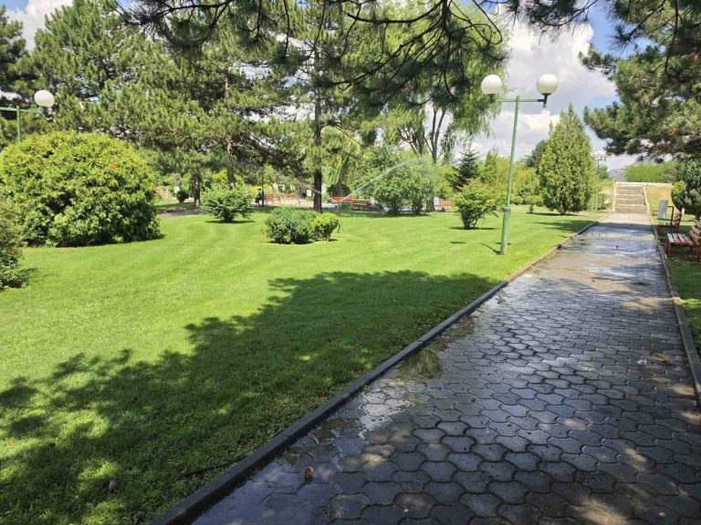 Чист мирис на свежо косена трева – ЈП Комуналец – Прилеп го светна Паркот на Могилата