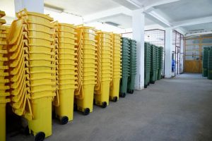ЈП Комуналец-Прилеп со бесплатни канти за отпад за граѓаните во зелена и жолта боја
