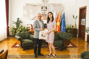 Коњановски ја прими битолчанката која освои медал на Европската олимпијада по физика во Шведска