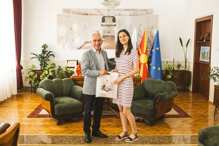 Коњановски ја прими битолчанката која освои медал на Европската олимпијада по физика во Шведска