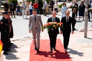 Драган Ковачки се поклони пред споменикот на хероите од Карпалак во Прилеп: Се поклонуваме пред споменот на десетмината прилепски бранители кои своите животи ги положија за Република Македонија