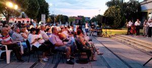 Синоќа на платото пред Центарот за култура во Прилеп, публиката уживаше во унгарскиот фолклор и традиција